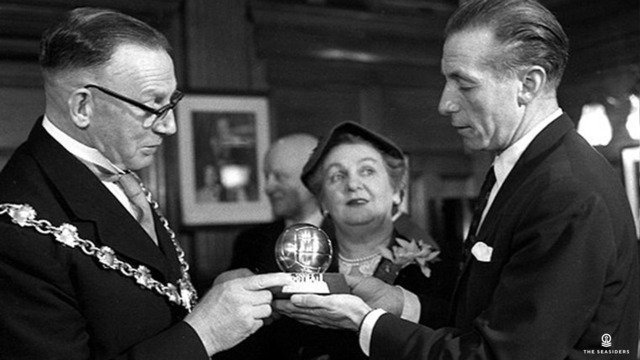 Người đầu tiên giành giải Ballon d'Or là Stanley Matthews