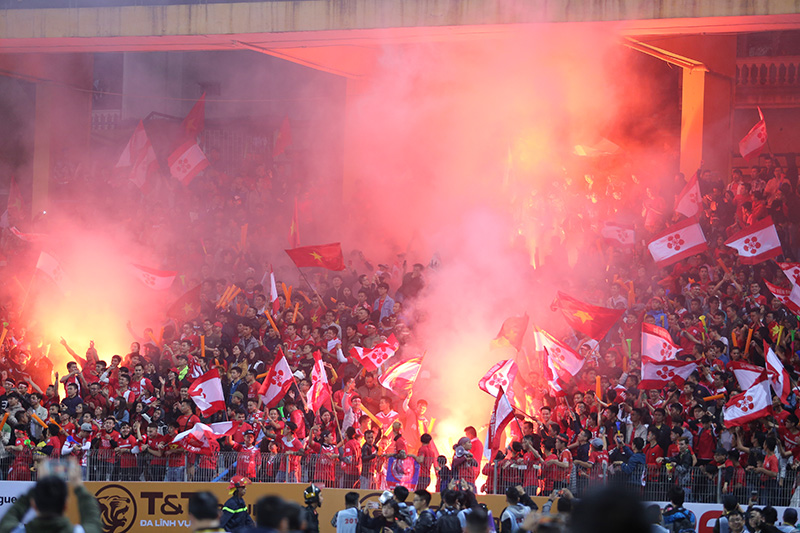 Nghịch lý V-League: Khán giả đông kỷ lục, thon thót lo hooligan